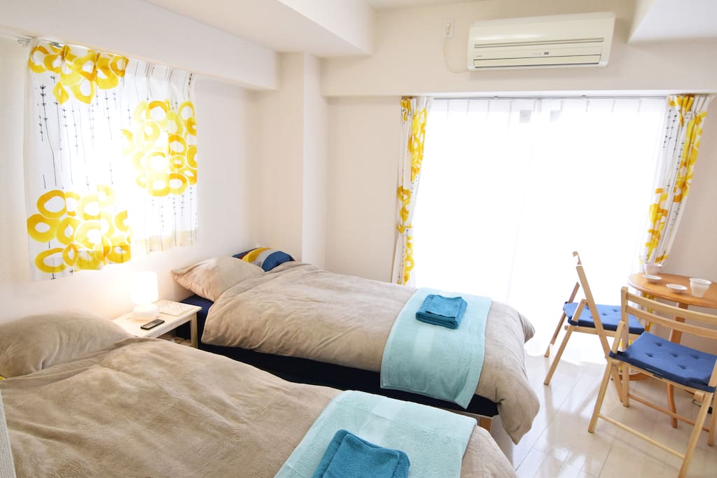 Beautiful bedroom and you would have a good dream here. 漂亮的卧室,你会在这里有个好梦的。