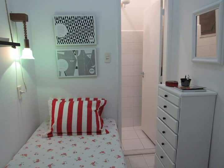 ▲ סוויטת שירות 019 - מיטת יחיד, מגירה ומראה ▲