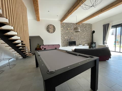 Private pool not overlooked / Quiet / Foosball