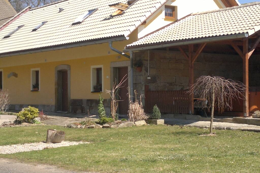 Pohled na pergolu s vířivkou
