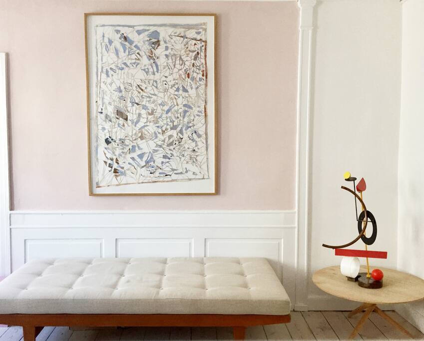 Daybed in the living room that can be used as a single bed.