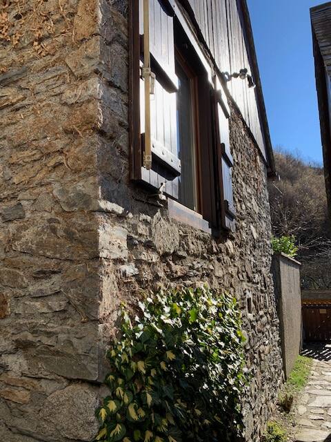 Wood, stones, slates, stunning south facing views.