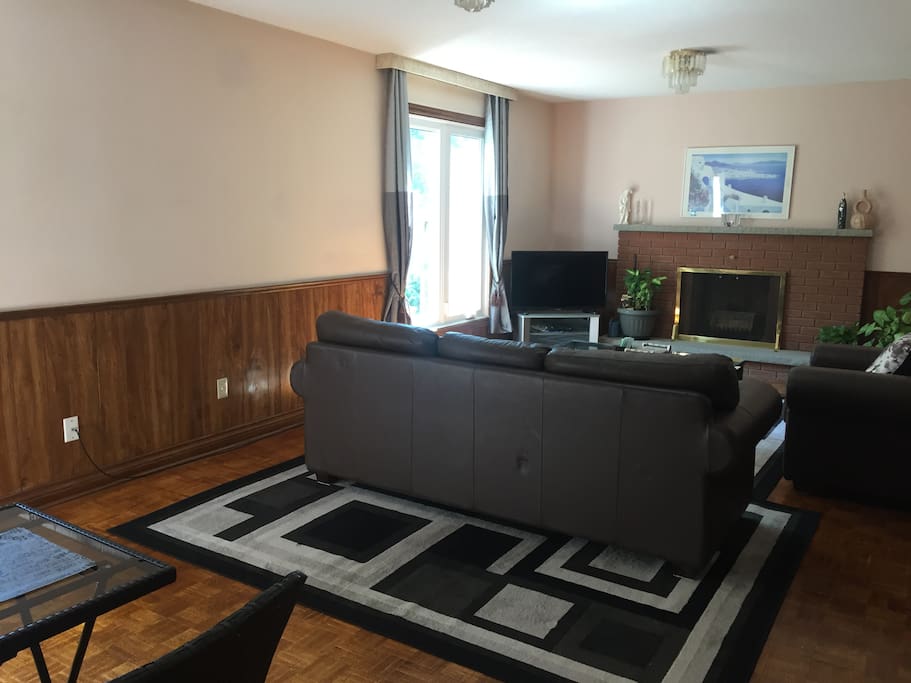 Large open plan living area (about 600 square feet)