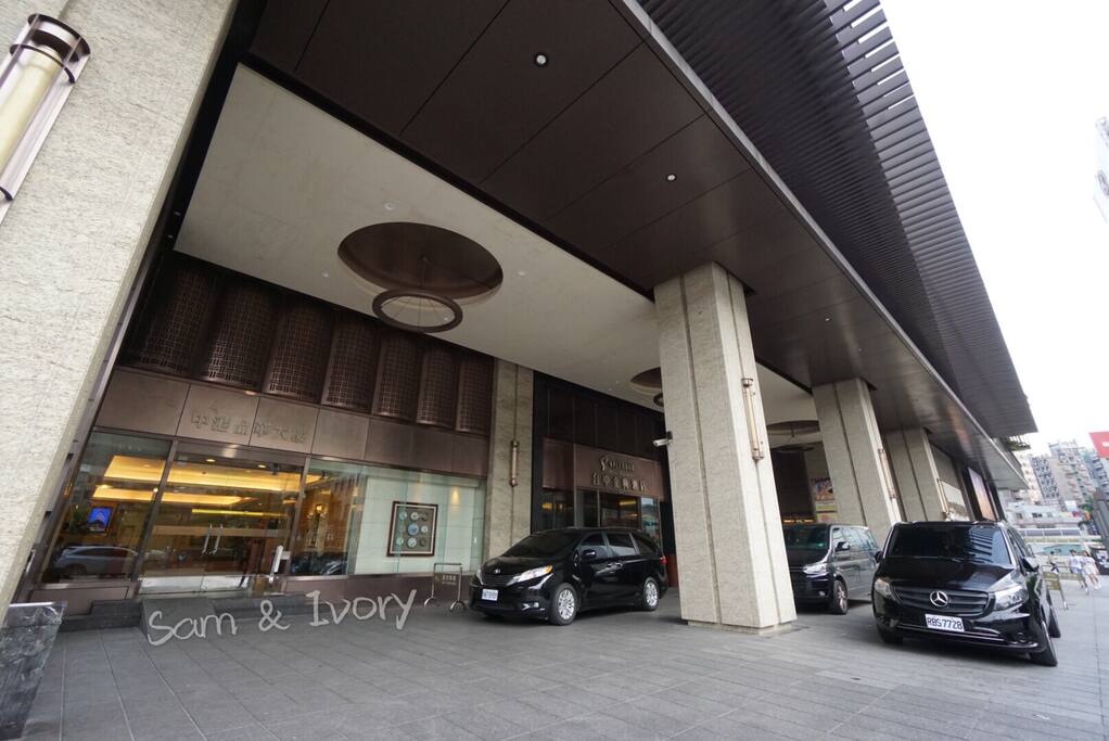 我們房源的大門口,門口就是taxi的stop,揮個手就可以叫車,非常便利喔。