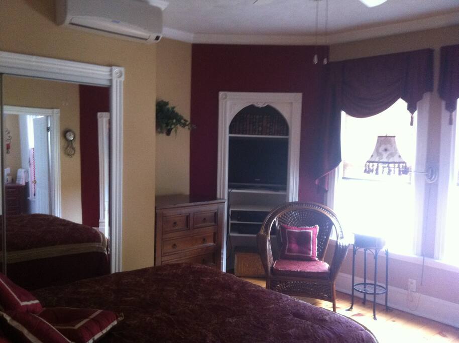 Large windows which lets in lots of natural sunlight.