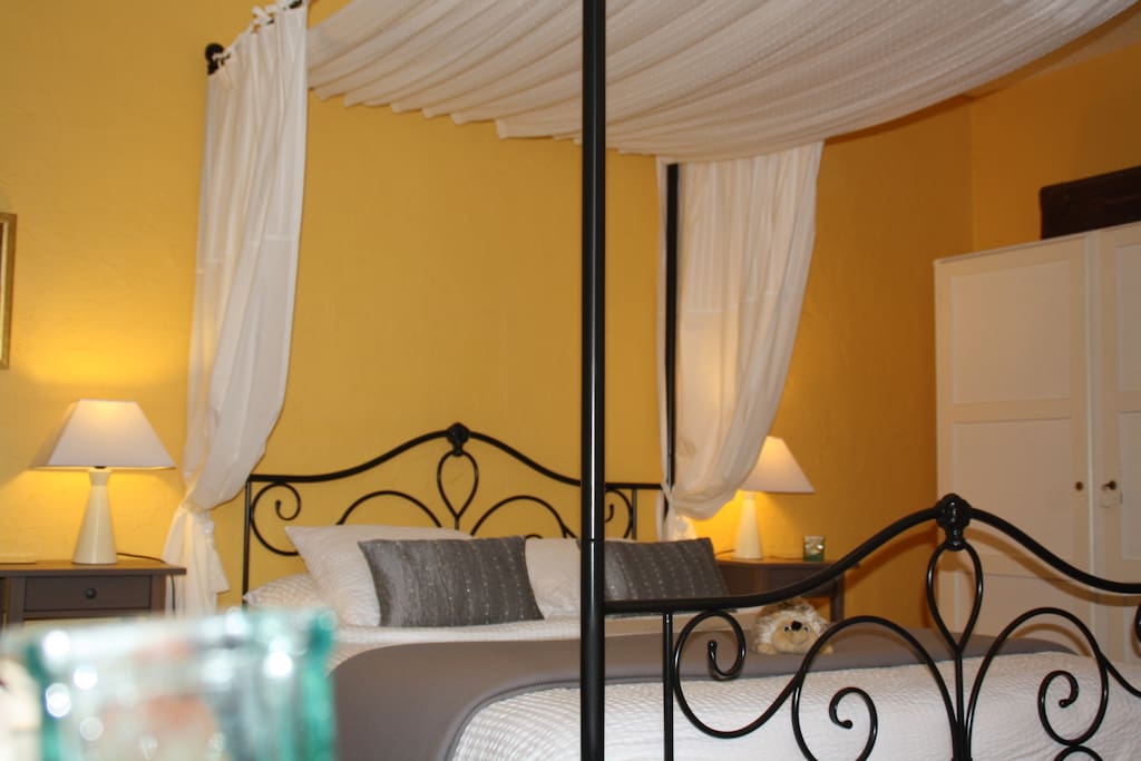 Une de nos Chambres Confort lit à baldaquin 160 cm- One of our large bedroom with a four-poster bed 160 cm wide