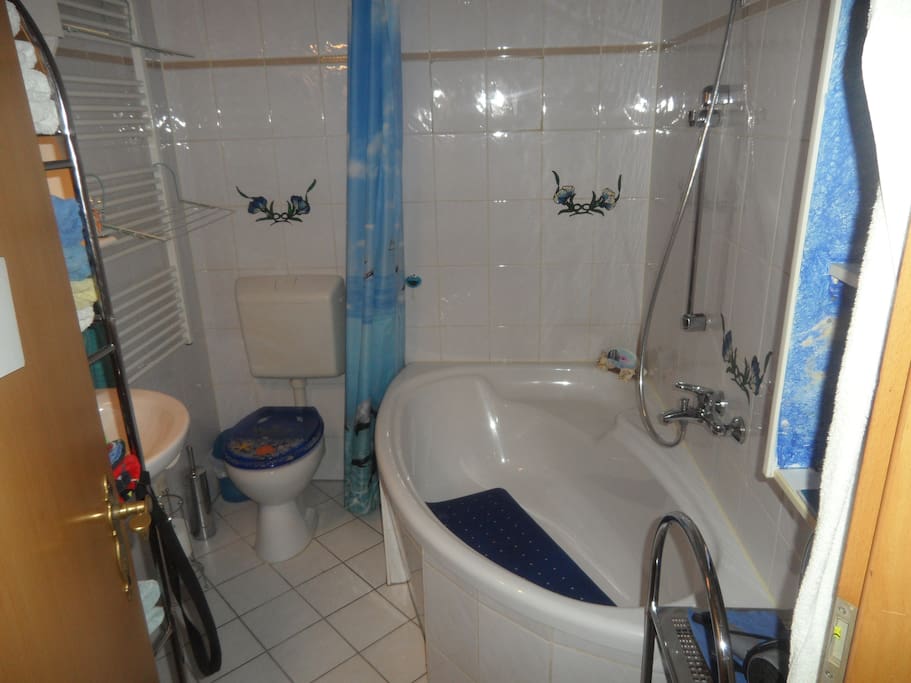 Waschmaschine und Trockner vorhanden.
Eckbadewanne mit Duschmöglichkeit