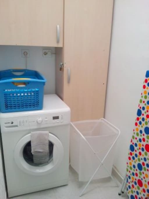 machine à laver+panier+pinces à linge
bac pour le linge
planche à repasser+fer à repasser
nécessaire pour l'entretien de la maison