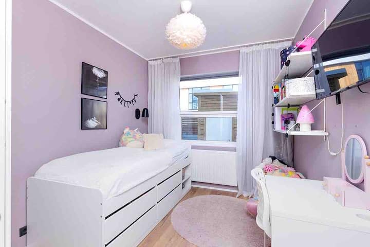 Quarto para crianças com cama de solteiro.