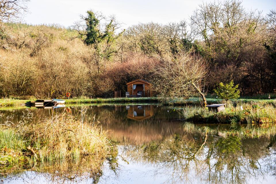 An off-grid treehouse above a hidden lake, Eworthy, Devon, United Kingdom, photo 8 of 10