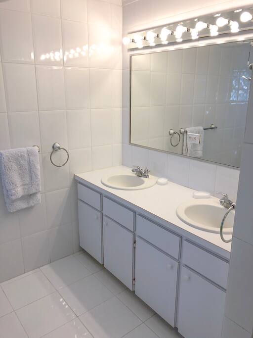 Master Bathroom (En Suite)
