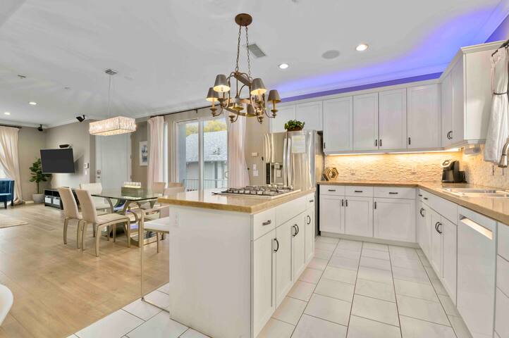 Lux Tri Level Home Rooftop Jacuzzi Jetliner Views gallery image 5