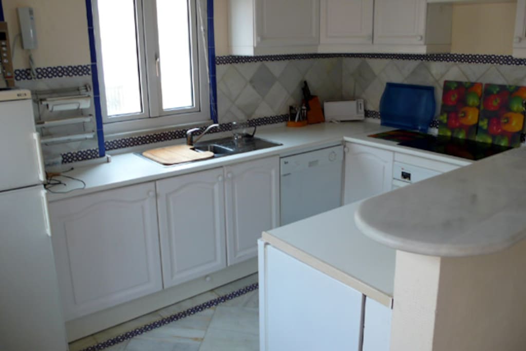 Cocina con dos ventanas en distinta orientación