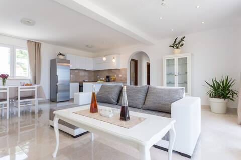 Top Airbnb: Mountain house with sea view ⭐⭐⭐⭐ in Šumet
