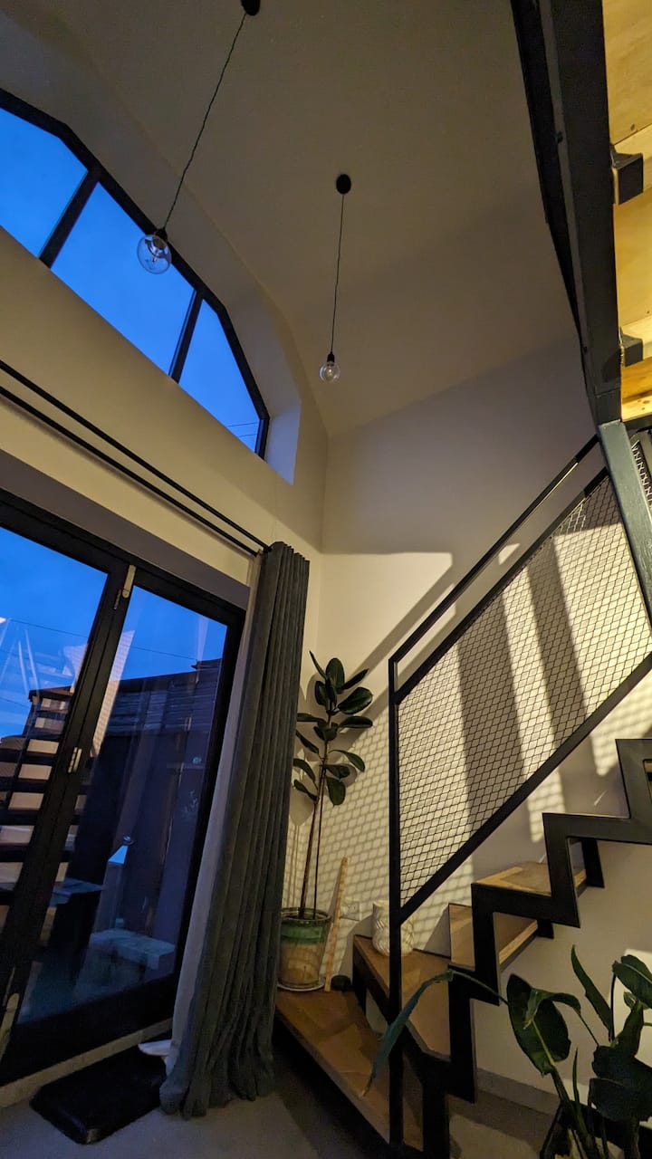 Kaa na uangalie juu, ukiwa ndani ya sehemu ya mezzanine.