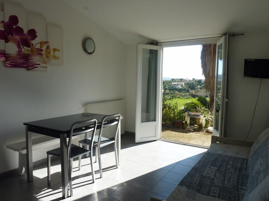 séjour ouvrant sur la terrasse
