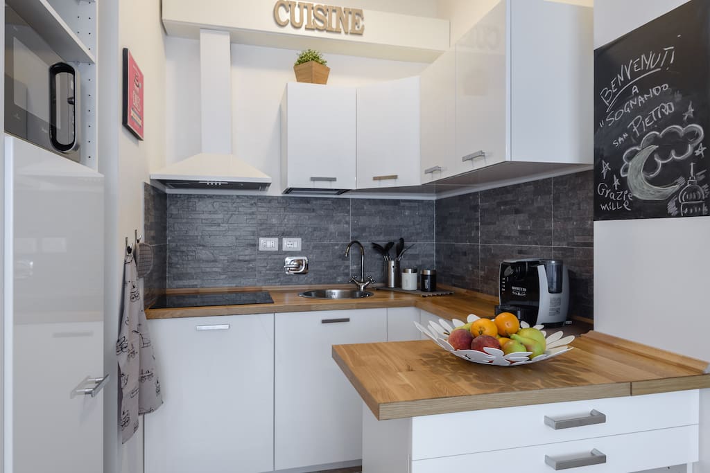 L'angolo cottura attrezzato e funzionale.
The fully equipped and functional kitchen.