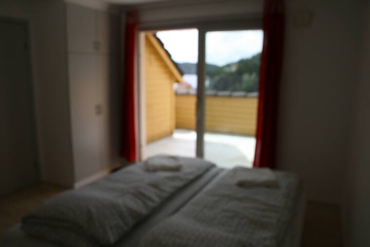 Bedroom with marina view and roof terrace.           (2 beds: 90x200)