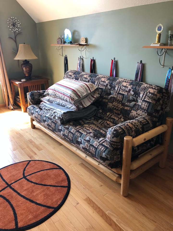 Bedroom above garage with two double futons 