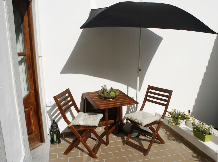 Courtyard table and chairs
