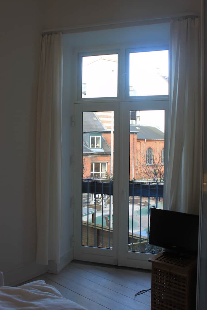 Balcón francés en la habitación de la cama.