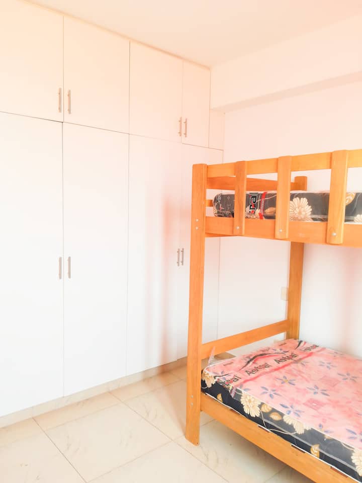 Მეორადი საძინებელი 1 ხის სახლით და დიდი კარადით.
