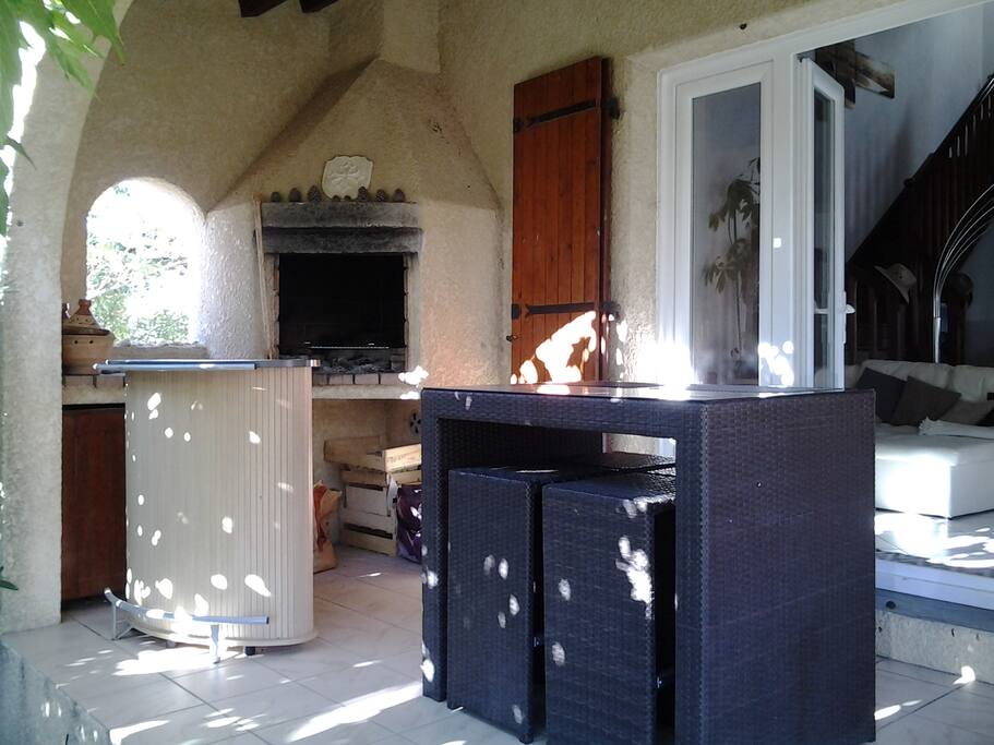 La terrasse et le coin barbecue