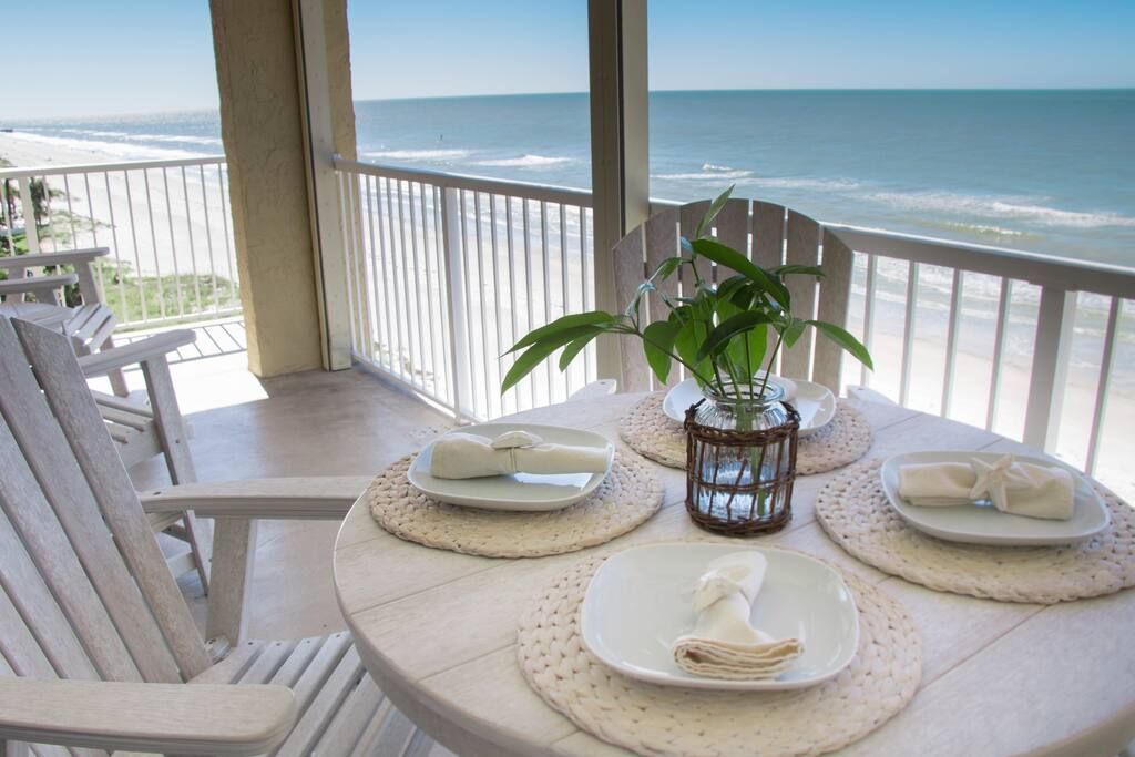 Your top-floor “slice-of-heaven” with bar-height furnishings for unobstructed views of all around.