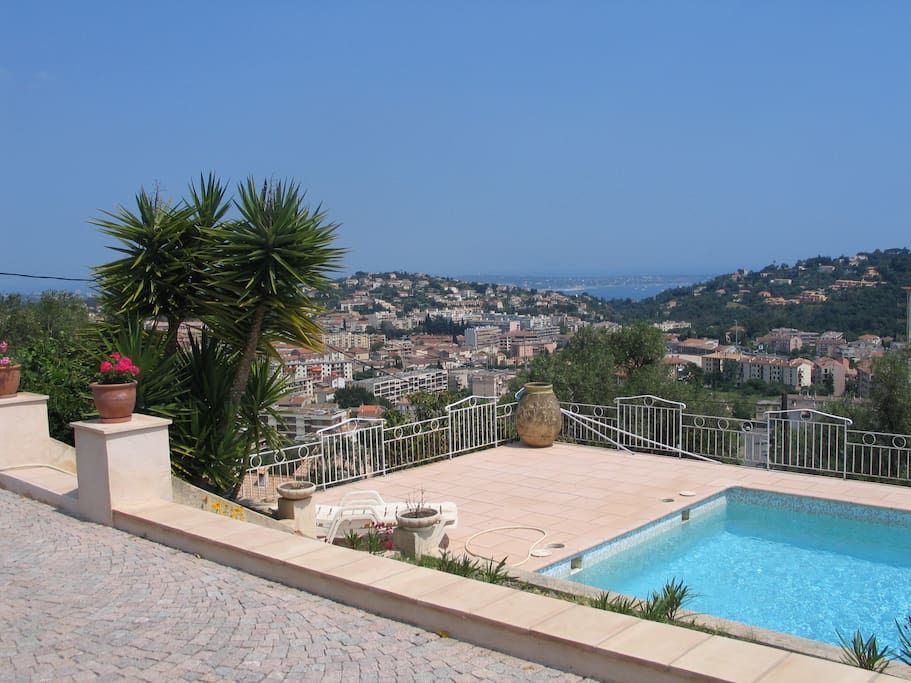 Vue mer magnifique depuis l'immense terrasse.
