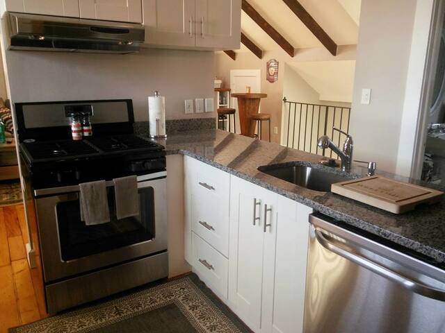 2 apartments in the heart of downtown Newport gallery image 4