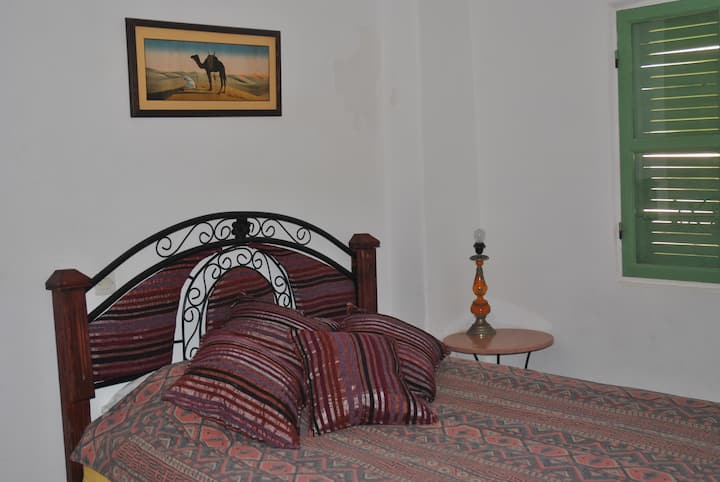 Dvokrevetna spavaća soba sa spojenom kupaonicom.