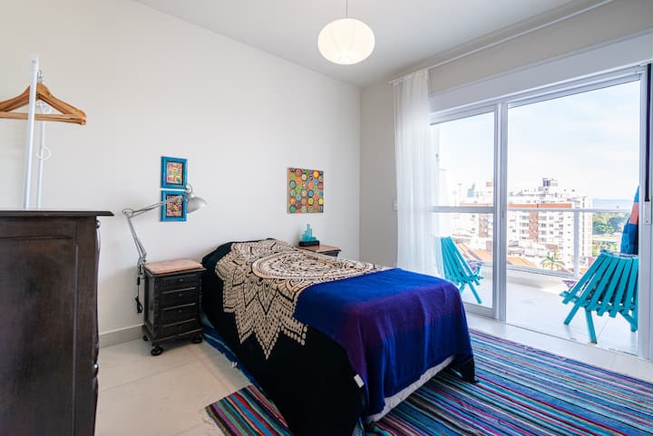 这个房间现在有一张双人床了