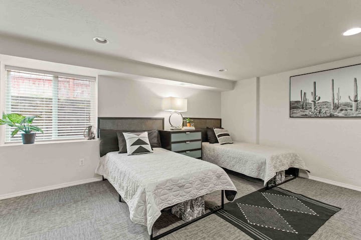 Ეს არის ღია კონცეფციის ოთახი სარდაფში(შესანიშნავია ბავშვებისთვის!)
Ორი ერთადგილიანი საწოლი
 Სმარტ-ტელევიზორი 
Ასევე არ არის სურათები უფრო დიდი დასაჯდომი სივრცე ორი სკამითა და მაგიდით. 
* სარდაფის სააბაზანოს, სამრეცხაო ოთახისა და სარდაფის საძინებლის გვერდით. Იხილეთ „მისაღები ოთახი2“