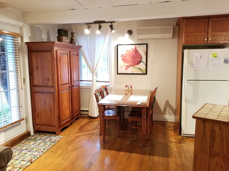 salle a manger (peut servir de coin de travail pour un ordinateur)