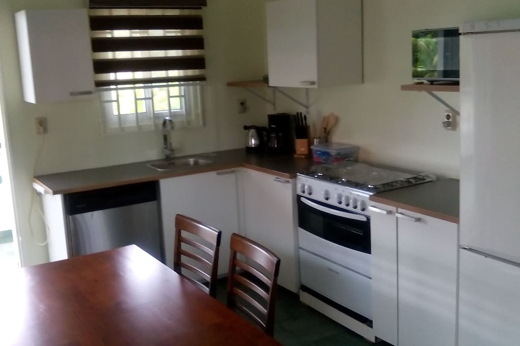 keuken aan balkon, oven, fornuis, magnetron, koelkast