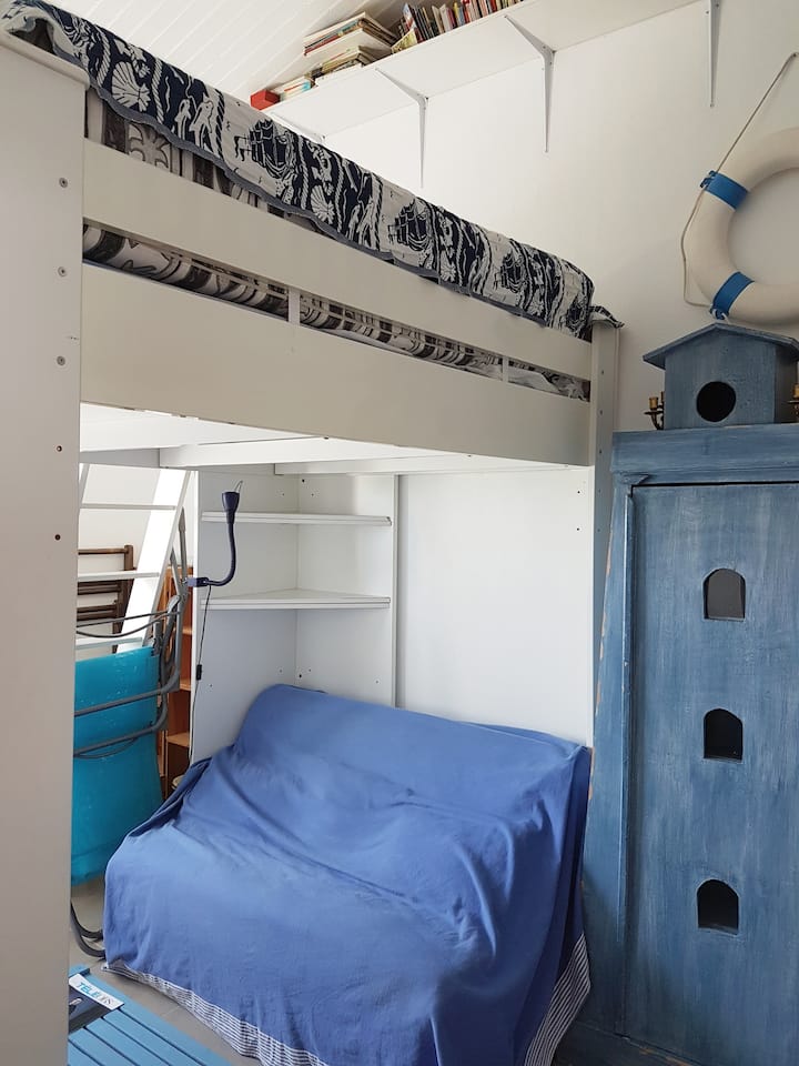 ห้องนอน 2 ที่ชั้นล่าง 
(สูง 4 เมตรใต้เพดาน) 
เตียง Mezzanine + โซฟา BZ 