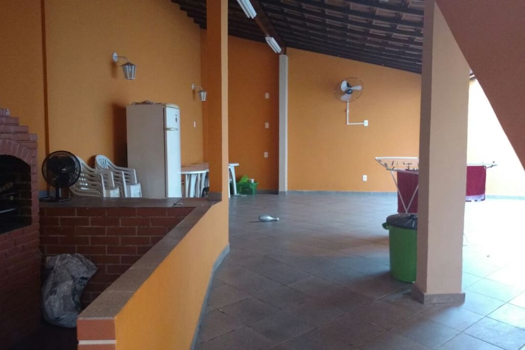 Ótimo espaço para confraternizar e fazer um churrasco.