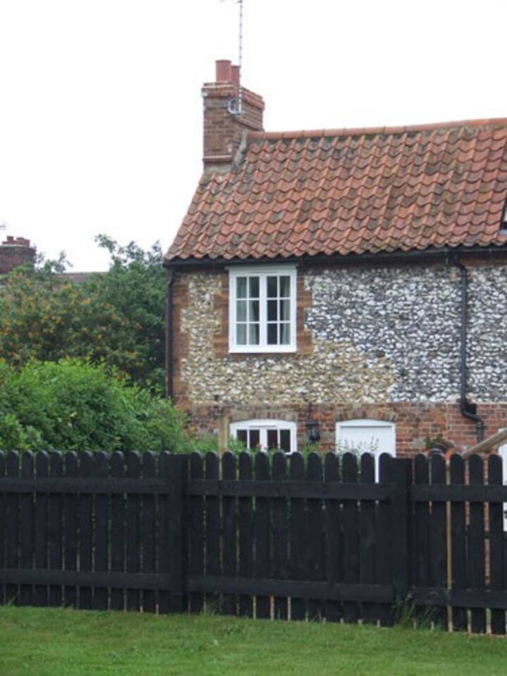 End Cottage, charming flint cottage Burnham Market