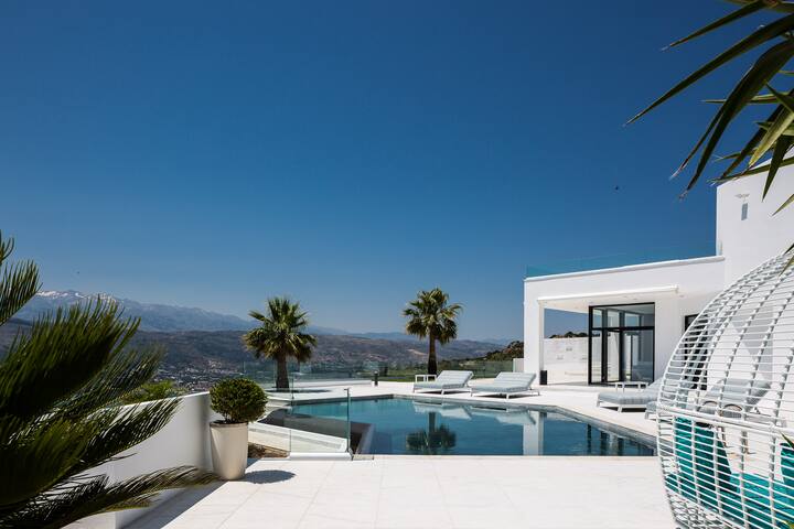 Panoramic sea views, private heated pool & jacuzzi gallery image 4