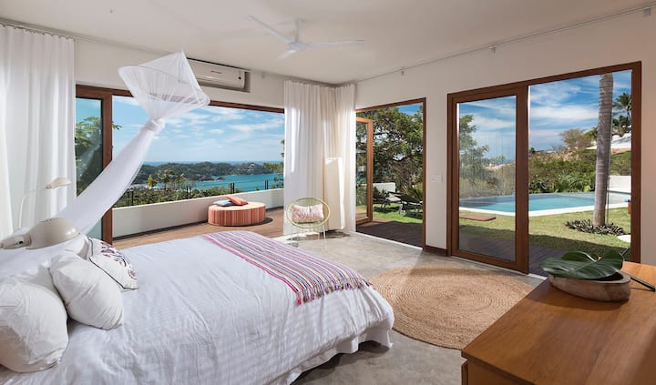 ห้องนอน #4 เตียงคิงไซส์และลานระเบียงขนาดเล็กพร้อมเลานจ์