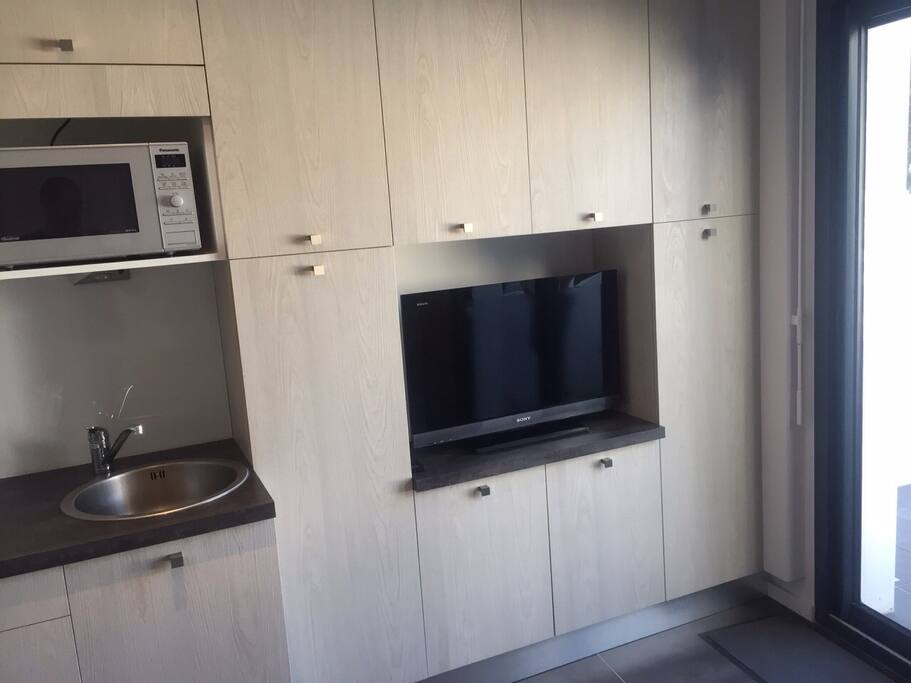 Intérieur entièrement aménagé avec de nombreux placards