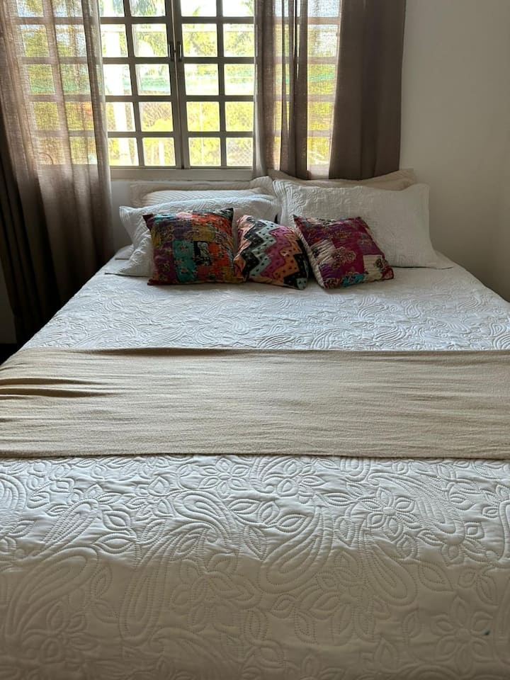 Chumba kilicho na kitanda cha ukubwa wa malkia na kitanda cha mtu mmoja chenye viti viwili 