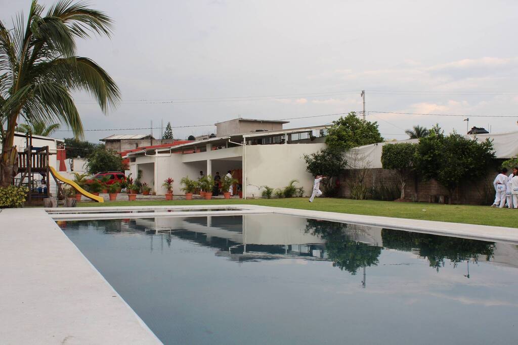 "El jardín de Oma" cuenta con un chapoteadero e isla para tomar el sol. La alberca en su lado más profundo mide de 1.20 a 1.80 de profundidad.
