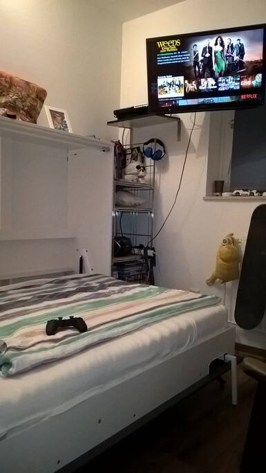 Gästezimmer mit neuem Schrankbett (Septemper 2018), 120x200.
TV mit NETFLIX und Amazon Prime, Internet TV, Youtube etc.
PS3 mit PlaystationPlus.
WIFI