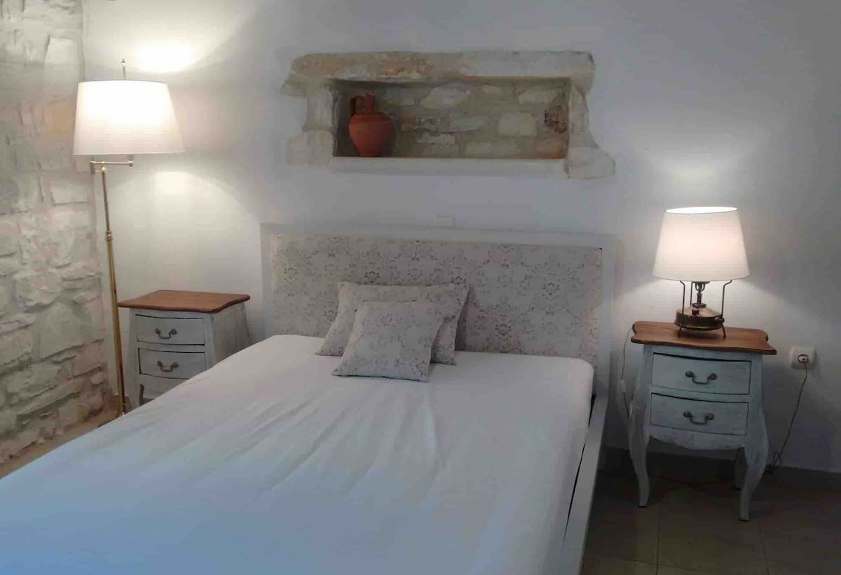 Spálňa na prízemí s manželskou posteľou