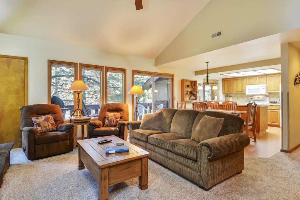 Couch,Furniture,Chair,Indoors,Room