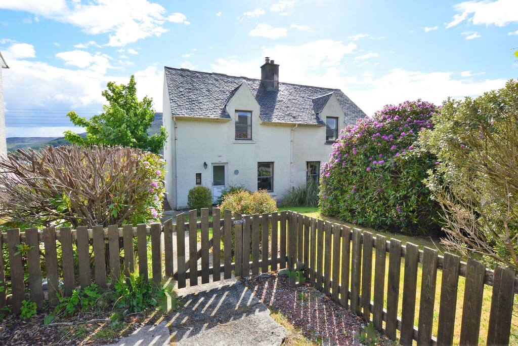 Central Portree Gardens Parking Houses for Rent in Portree, United Kingdom