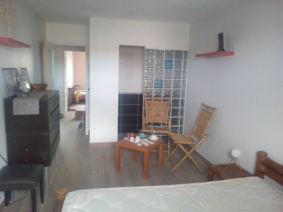 chambre suite parentale avec douche lavabo frigo top tv privatif