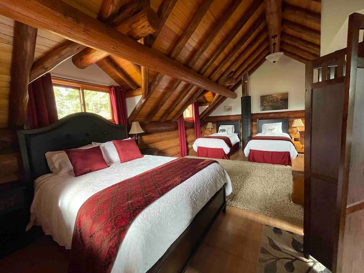 شقة علوية مريحة في الطابق العلوي ، تتسع لنوم 4 أشخاص في أسرّة مريحة مع عمل خشبي مذهل. 