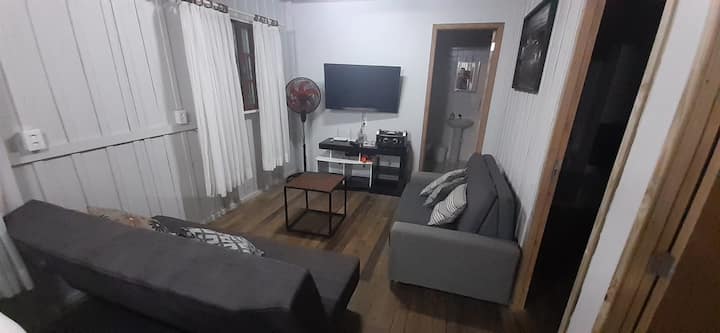 ห้องนั่งเล่นพร้อมเตียงโซฟา 2 หลังเครื่องเสียงพร้อมบลูทูธพัดลมและ Wi-Fi